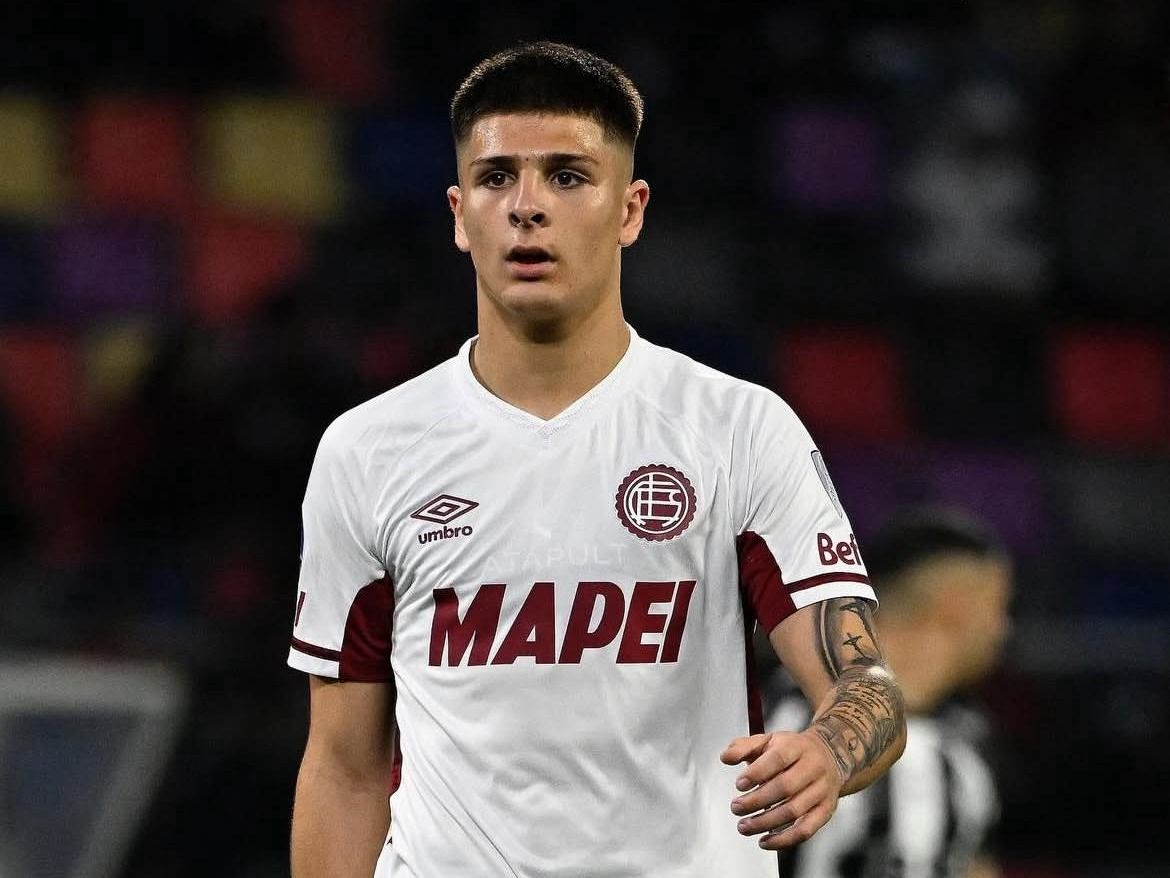 Thomas de Martis haciendo su estreno profesional con Lanus