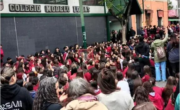 La protesta de alumnos y padres en Lomas de Zamora. (Imagen TV)