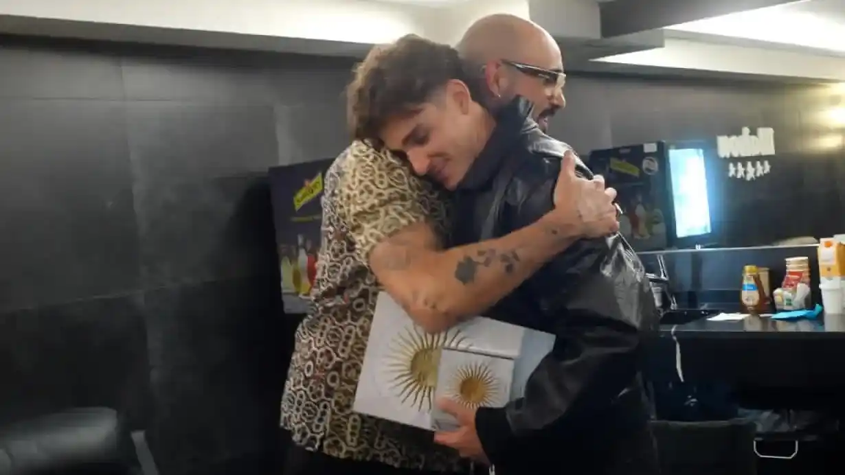 Abel Pintos vivió una noche especial en Madrid al recibir en su camarín la visita de Julián Álvarez.