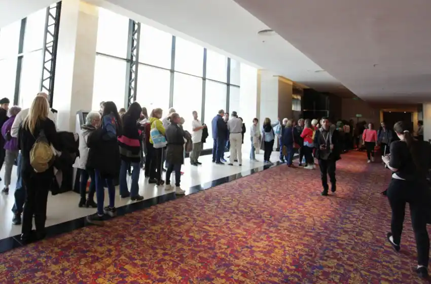 Detuvieron a una mujer que robó una tarjeta y compró entradas para el cine