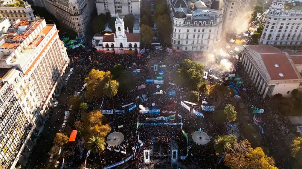 Multitudinaria marcha universitaria