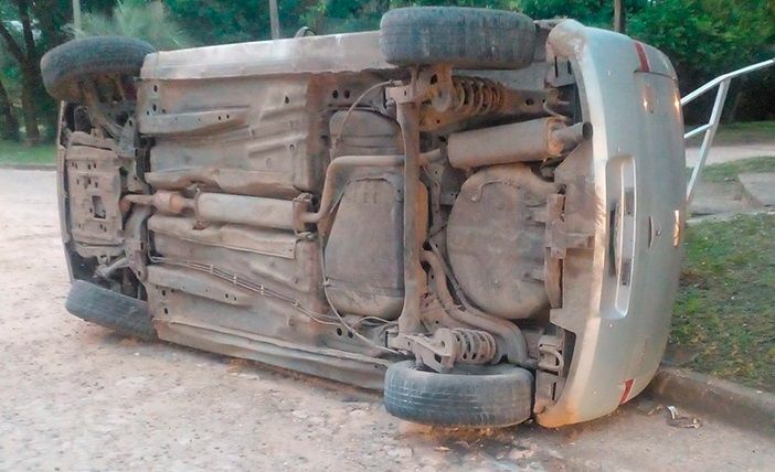 Volcó su auto, se negó a ser atendido por los médicos y se fue del lugar del accidente