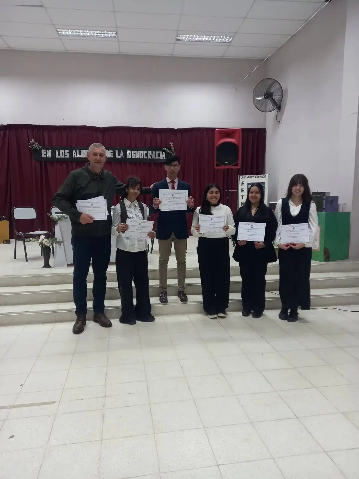 Presentaron el libro “En los albores de la 
democracia” en la EET N°2