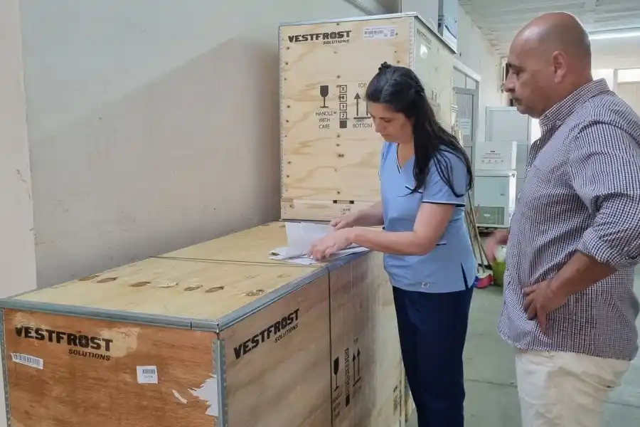 Salud comenzó la distribución de equipos para garantizar la cadena de frío de las vacunas en toda la provincia
