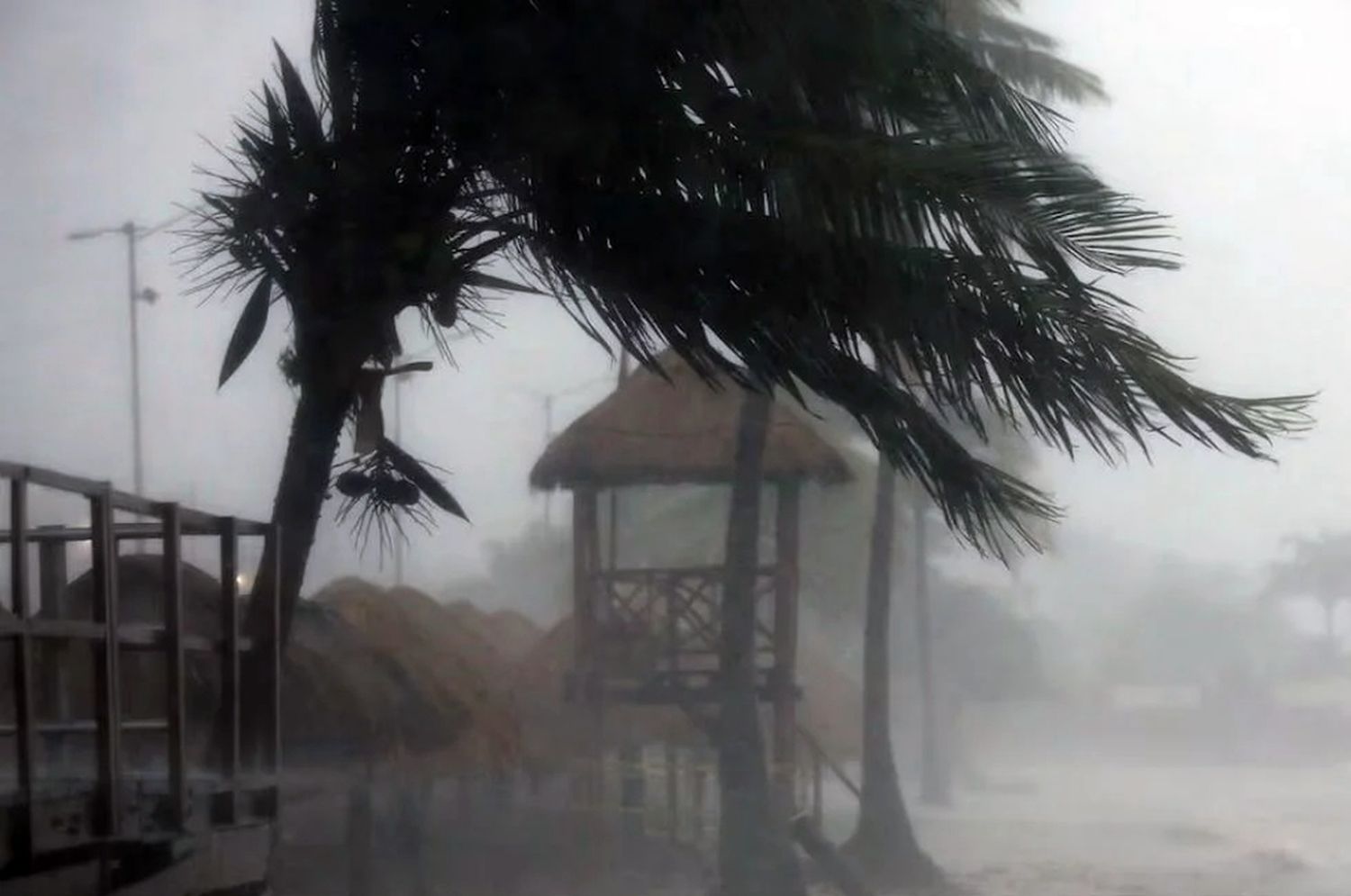 El huracán Milton se desplaza hacia el noroeste en el mar Caribe.