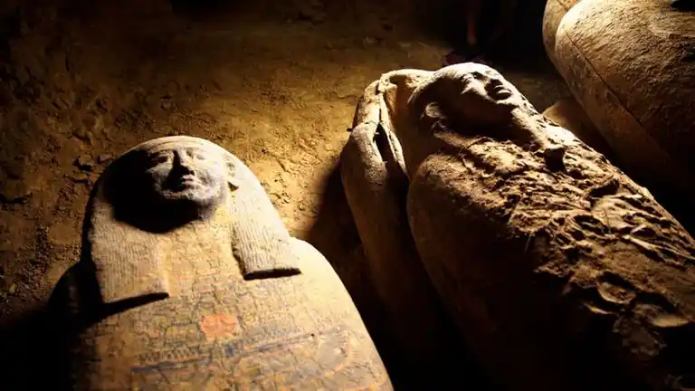 Descubrieron en Egipto una tumba con 13 sarcófagos sellados e intactos desde hace 2.500 años
