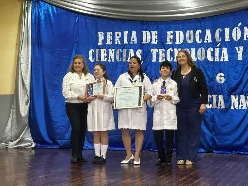 Entregan reconocimientos a estudiantes que se destacaron con su proyecto a nivel nacional