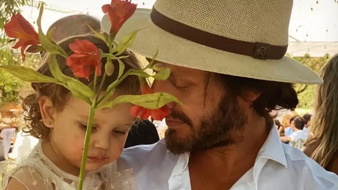 La dulce foto de Benjamín Vicuña con Magnolia: "Entre flores"