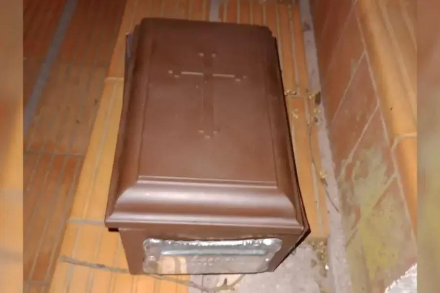 Macabro hallazgo: encontraron un ataúd de niño al lado de una virgen