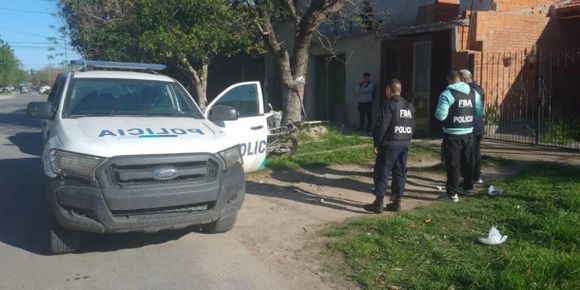 Delincuentes intentaron robarle a una joven en Ezeiza sin saber que era policía: terminaron a los tiros y uno murió