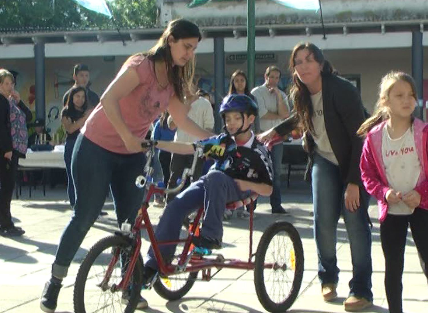 La Escuela Técnica 1 entregó la tricicleta al niño de 9 años que padece Síndrome de West