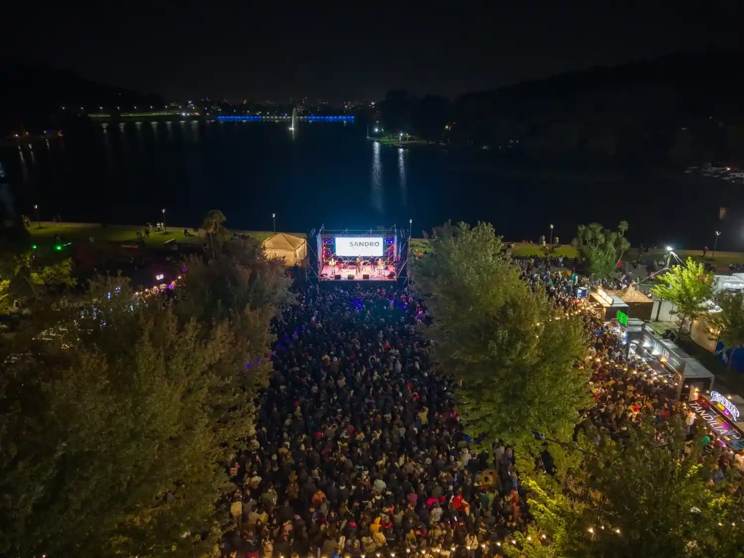 La propuesta, que comenzó el pasado jueves y se extenderá hasta el domingo, reúne espectáculos musicales en vivo, food trucks, patio cervecero, espacios de juegos y más de 200 emprendedores.