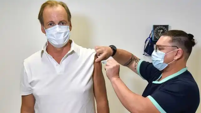 Bordet recibió la segunda dosis de la vacuna Sputnik V