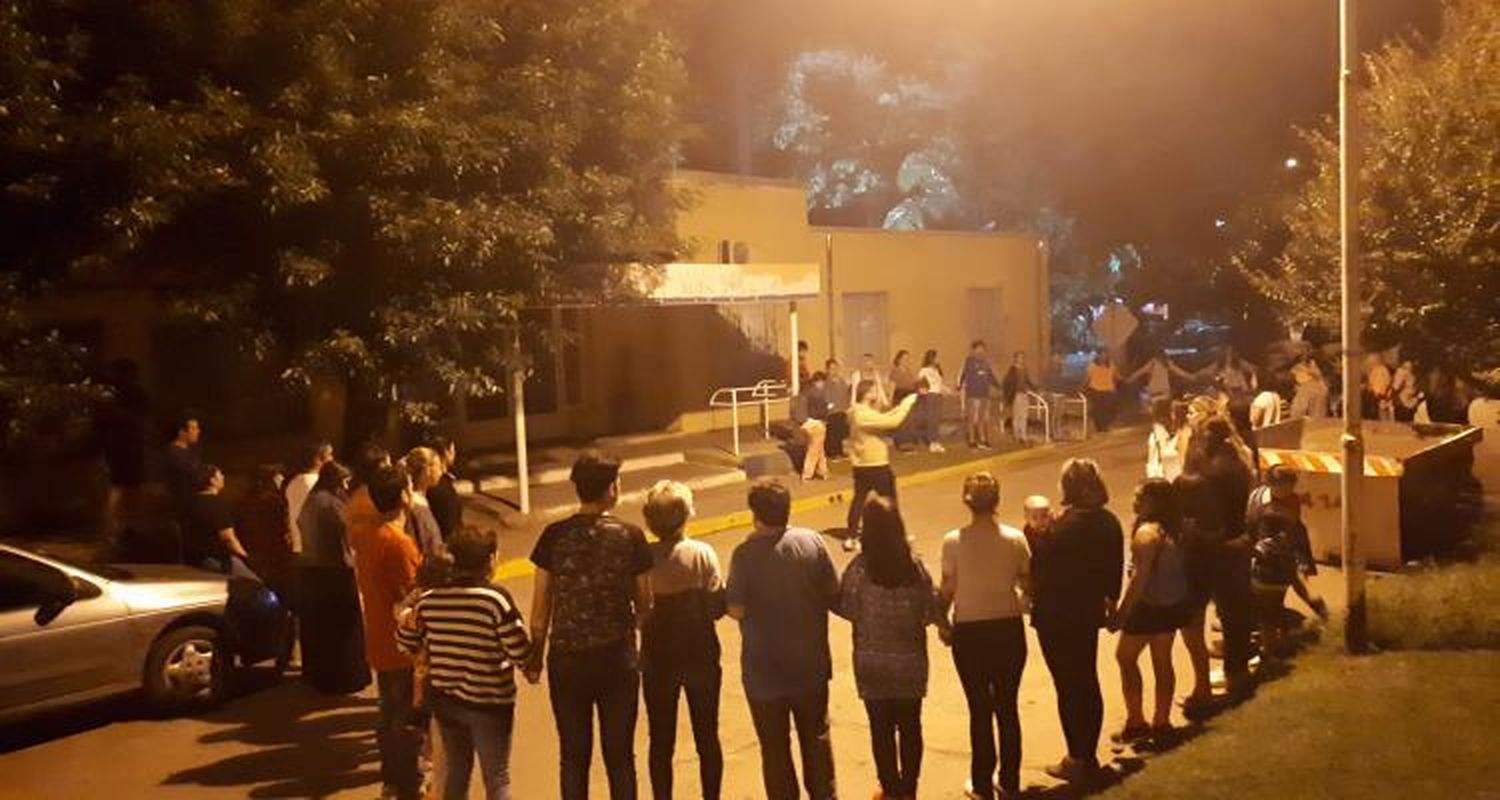Jardín Belén: el abrazo simbólico de padres en apoyo a la institución y “para que se sepa la verdad”