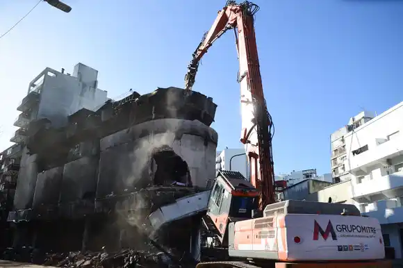 La Plata inició la demolición del edificio incendiado para que los vecinos puedan volver a sus hogares