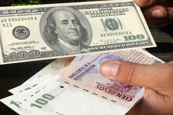 El Dólar blue superó los 10 pesos y alcanza un nuevo récord histórico