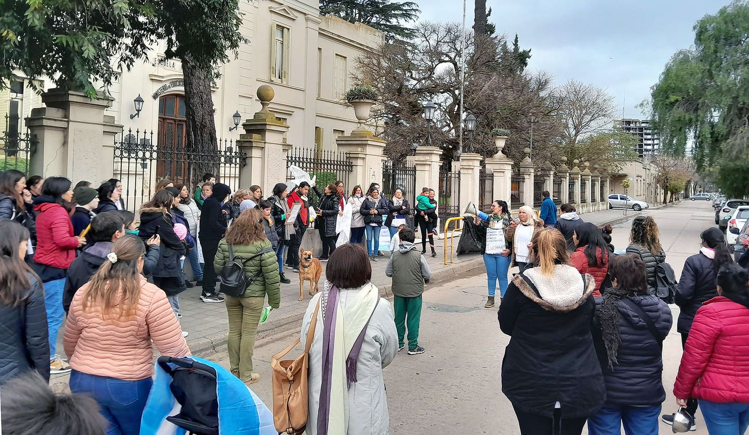 Unos cien docentes salieron a la calle a manifestar el descontento por sus magros salarios.