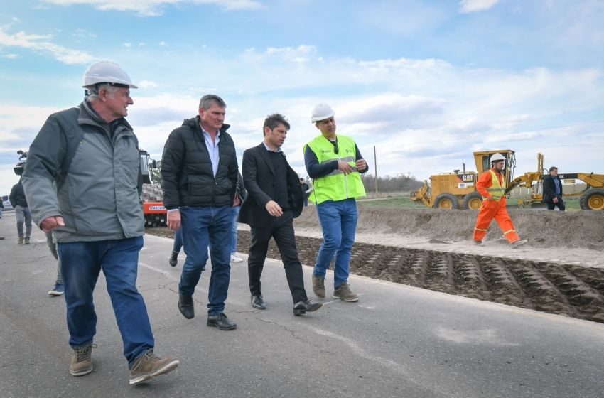 Cargada agenda de Kicillof en varios distritos: recorrida por obras viales, visita a empresas y entrega de notebooks