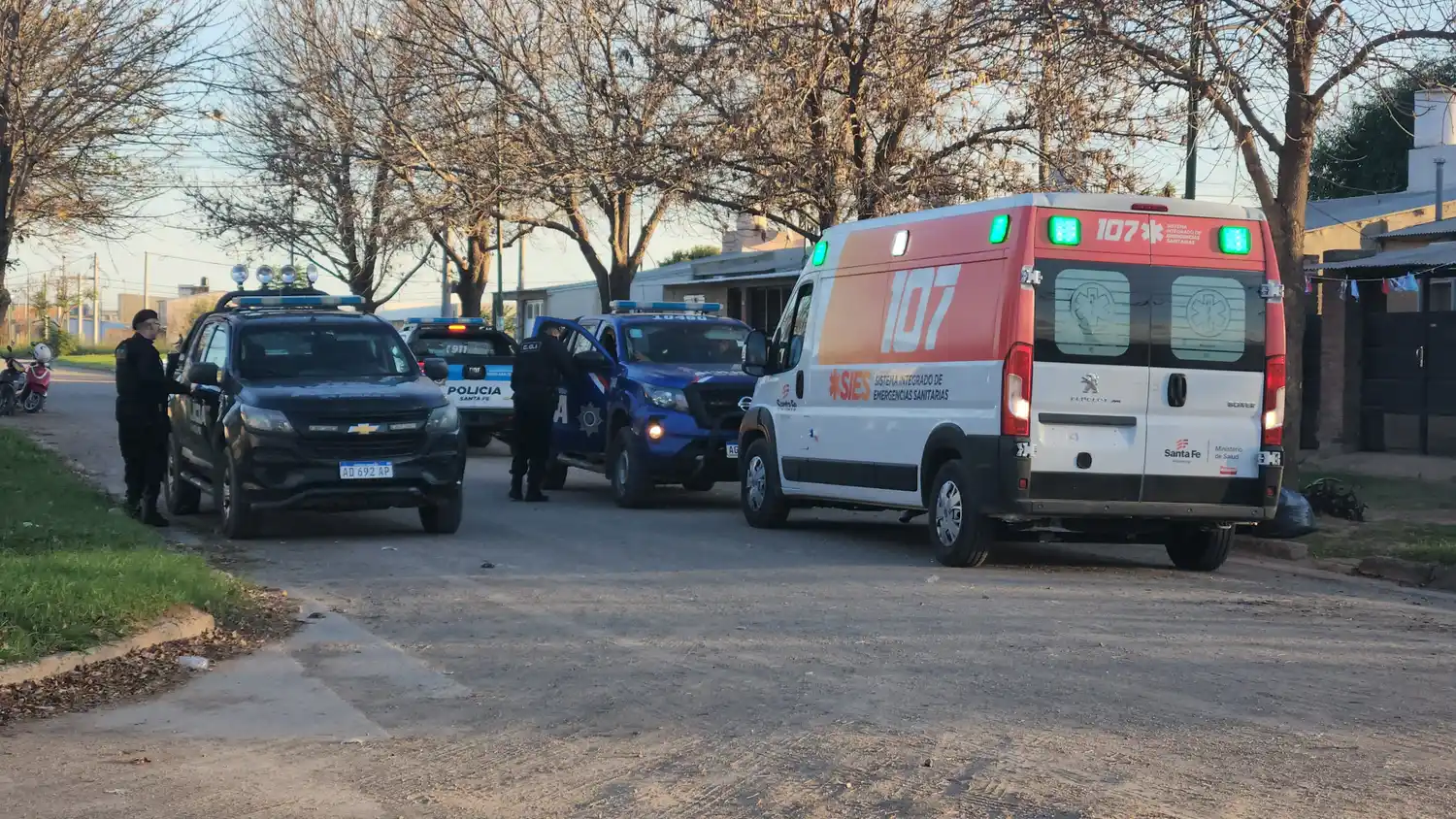 intervención policial barrio mora ciudad de esperanza ambulancia sies 107 patrullero tarde policía movil policial menores de edad menor de edad menores - 8