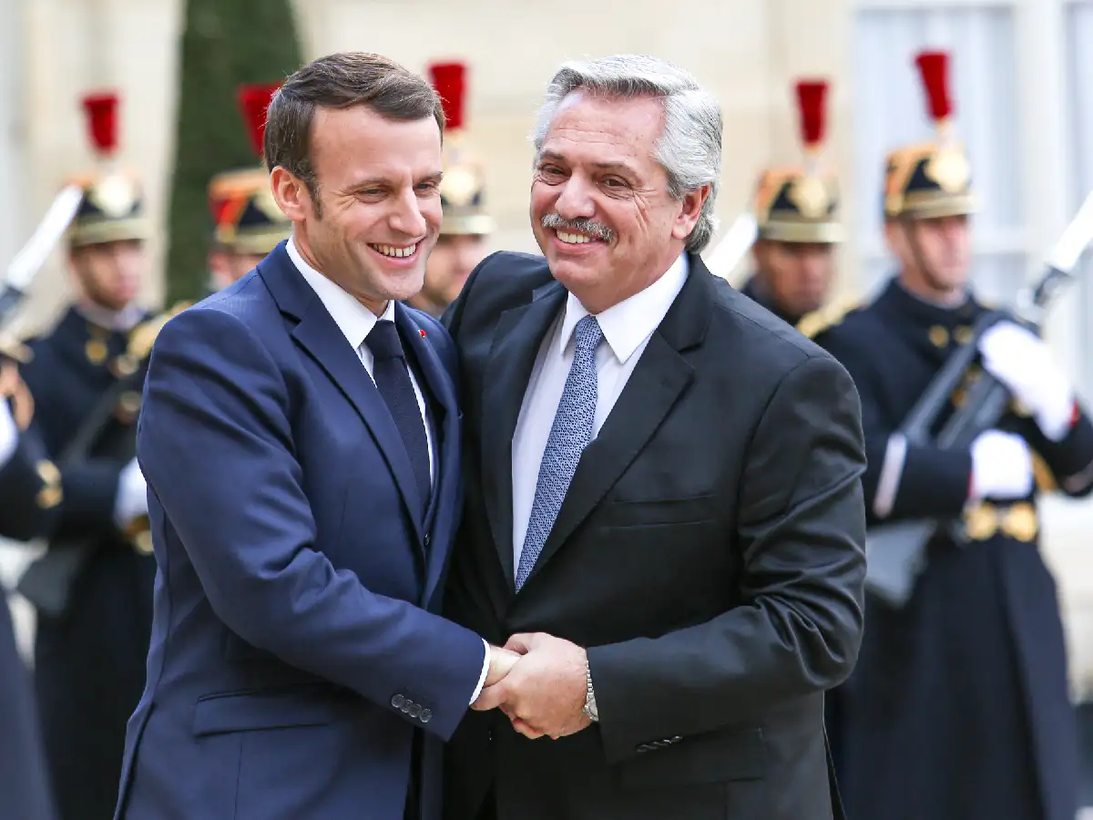 Alberto Fernández se reunió con Macron, quien afirmó que "acompañará" el planteo ante el FMI para renegociar la deuda
