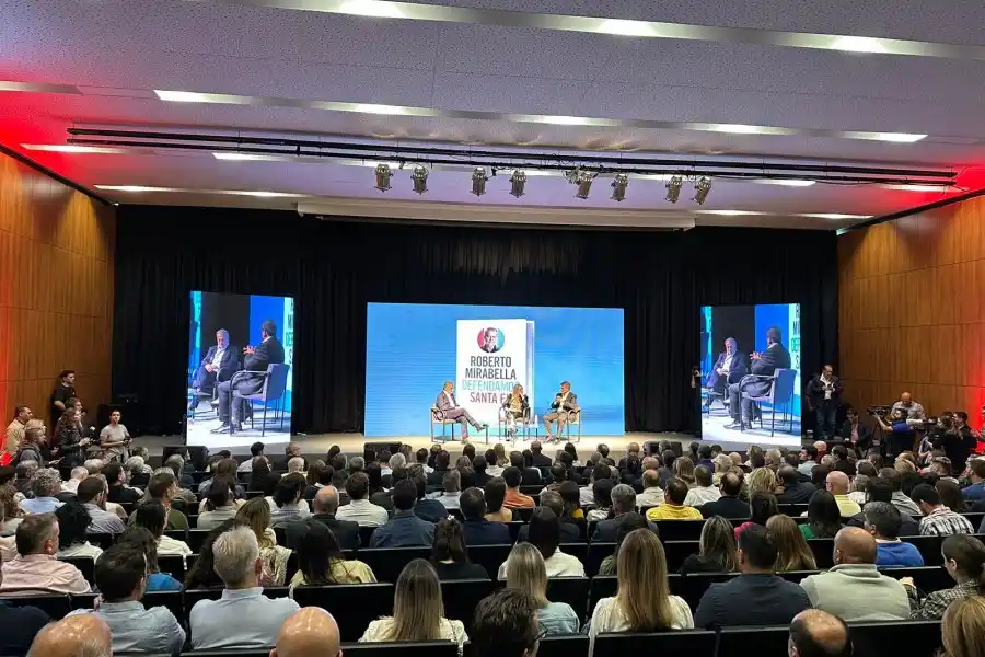 A sala llena el diputado Nacional Roberto Mirabella presentó el libro de su autoría en la ciudad de Santa Fe