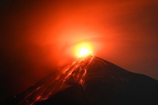 Reabre aeropuerto de Guatemala afectado por cenizas de volcán en erupción