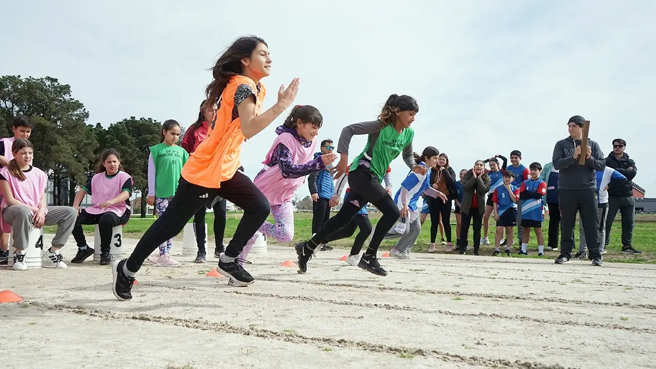 Actividad de atletismo en la pista y otras disciplinas en el interior del recinto local