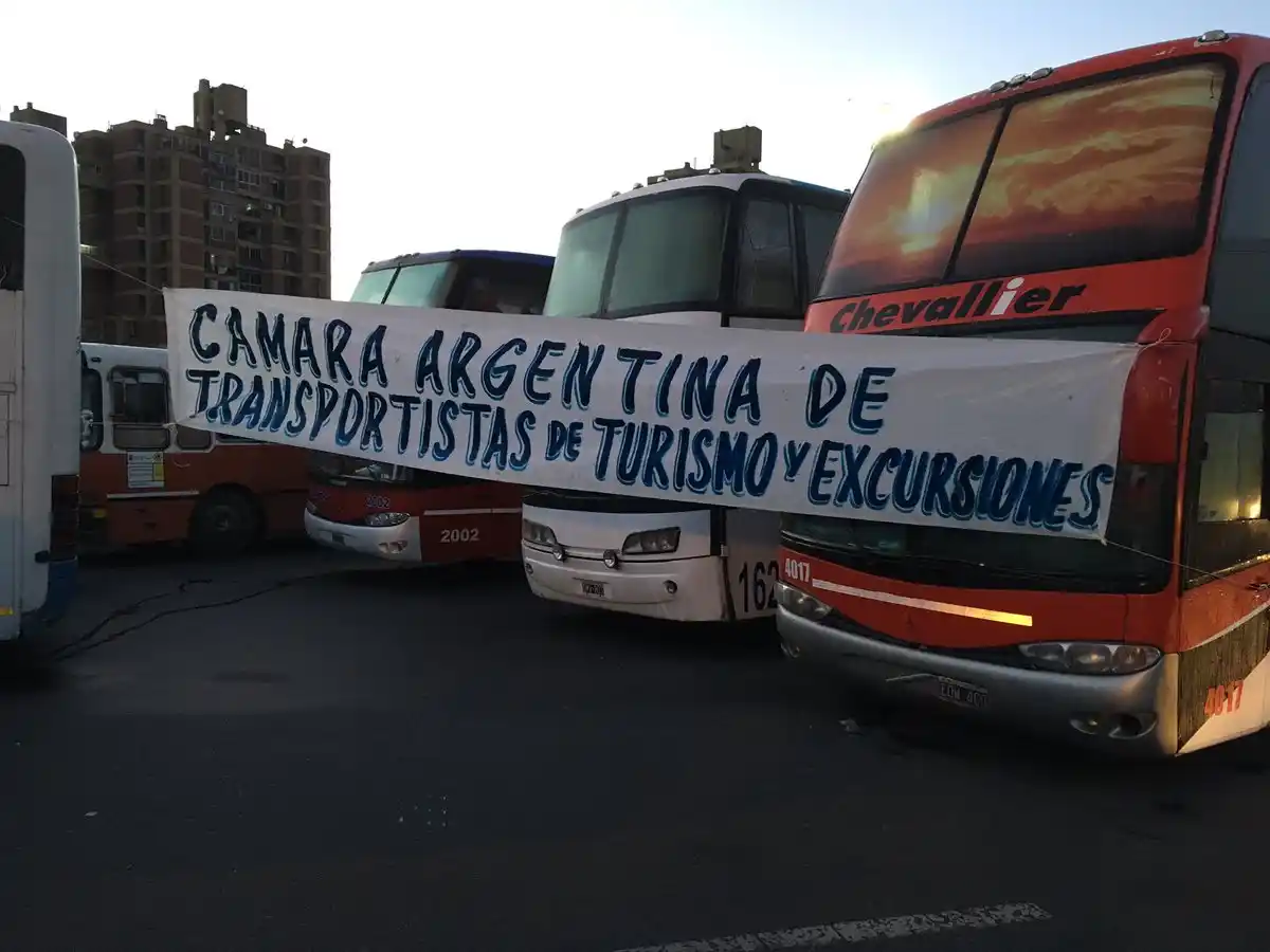 Corte en Autopista Buenos Aires - La Plata por una protesta de choferes de micros