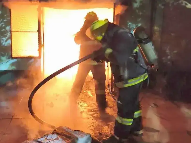 Una mujer falleció durante el incendio de su
vivienda y su pareja fue trasladado al hospital