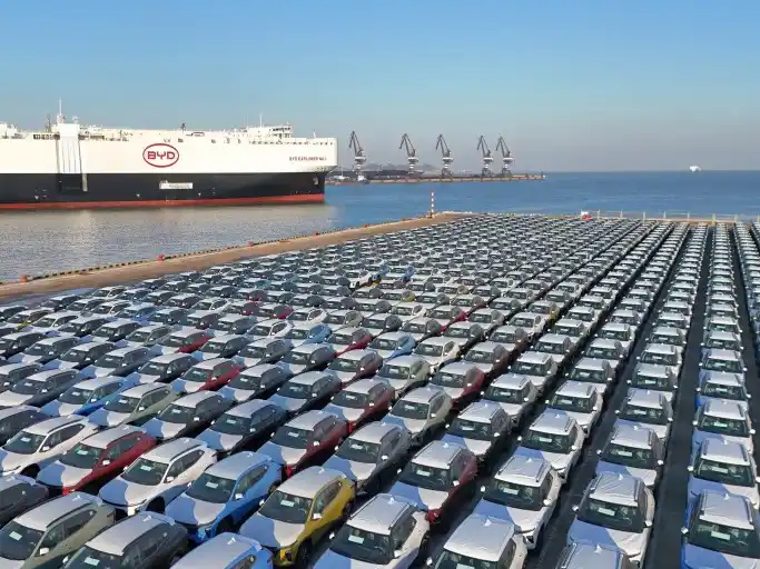 El arribo del barco con 5.000 vehículos chinos generó repercusiones inmediatas en el sector automotor.