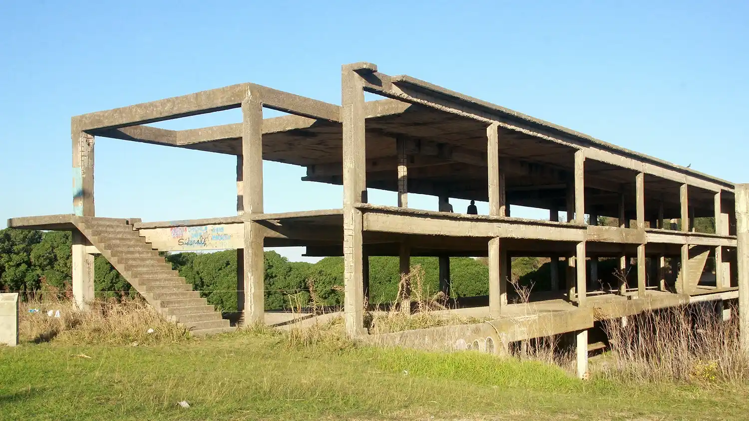 Estructura abandonada. Al lado de la plaza 3 de Agosto