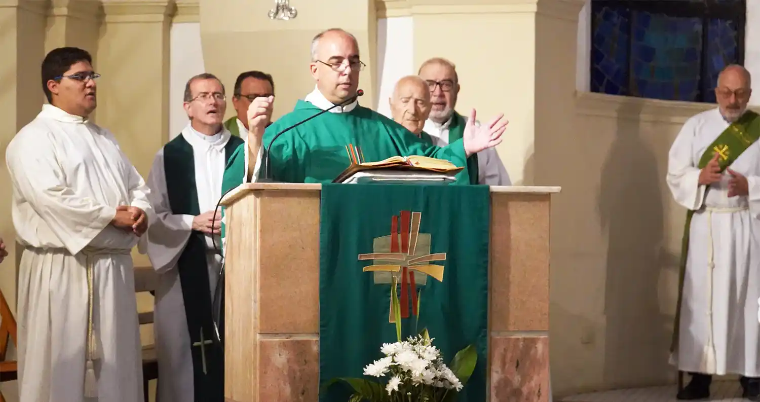 El nuevo párroco Bosisio en la ceremonia realizada este domingo