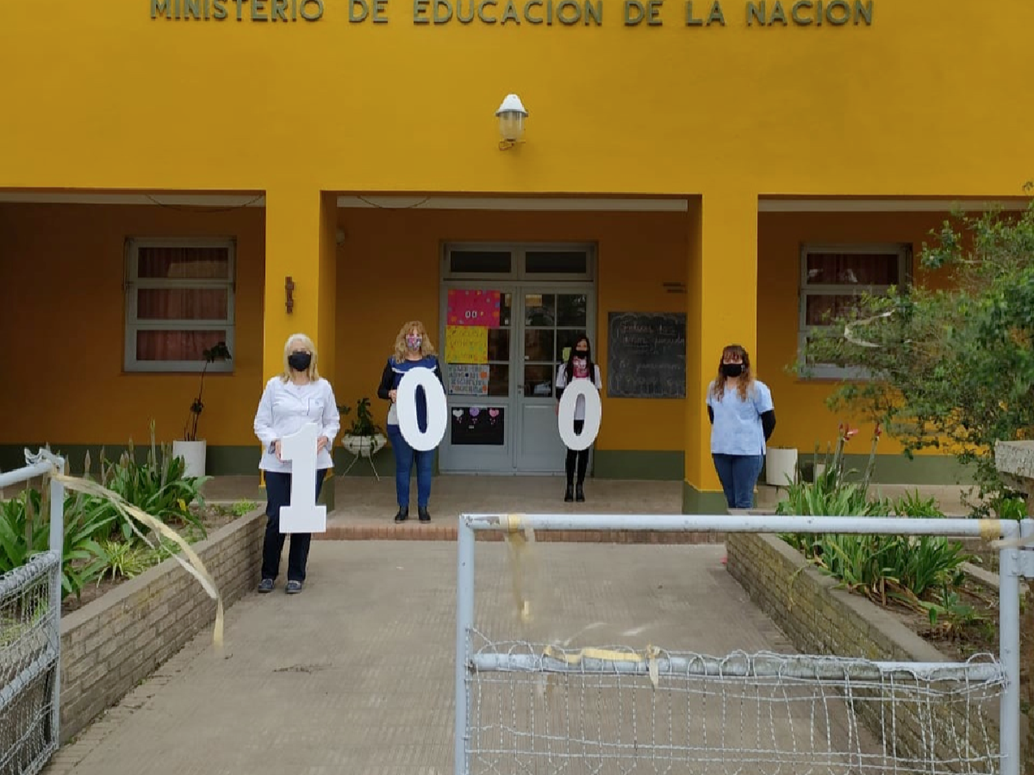 Estación Luxardo: los niños dejan sus saludos en la puerta de la escuela centenaria