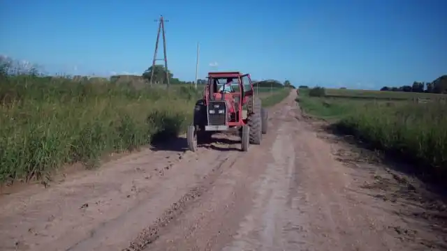 El funcionario entrerriano que arregla los caminos él mismo