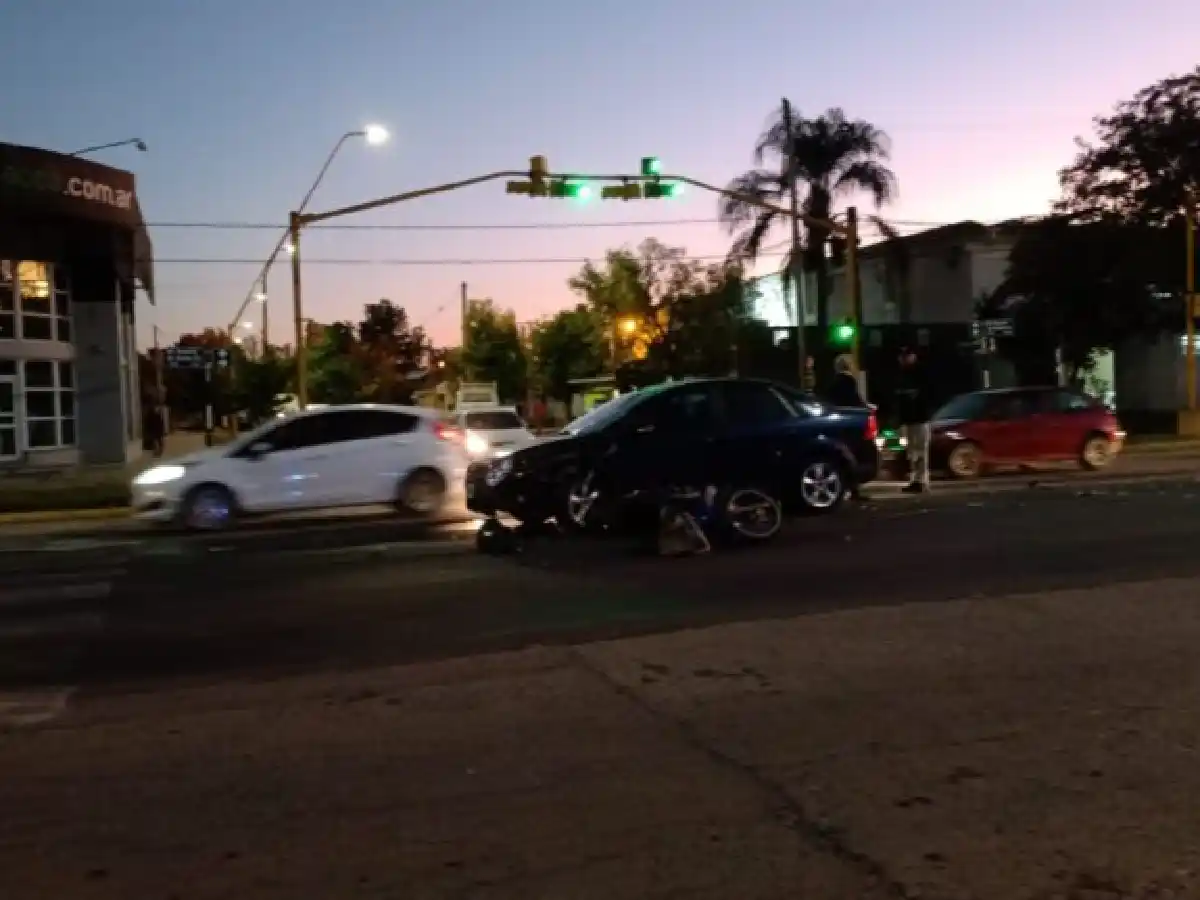 Motociclista sufrió lesiones reservadas al chocar con auto 
