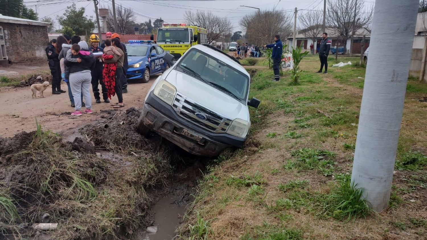 El vehículo quedó lateralizado en la cuneta.