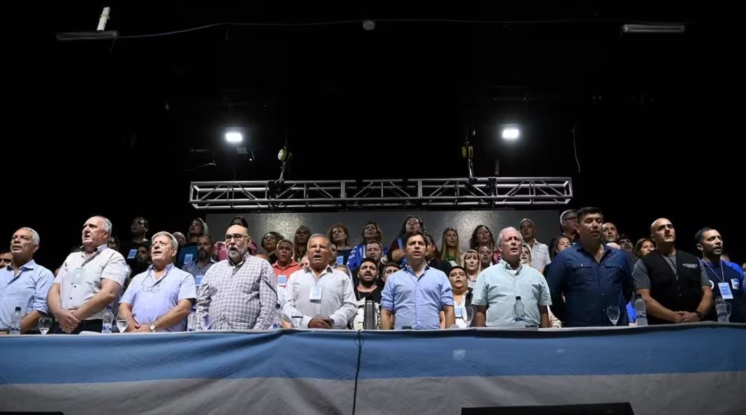 Axel Kicillof se puso al frente de los cuestionamientos al DNU de Javier Milei.