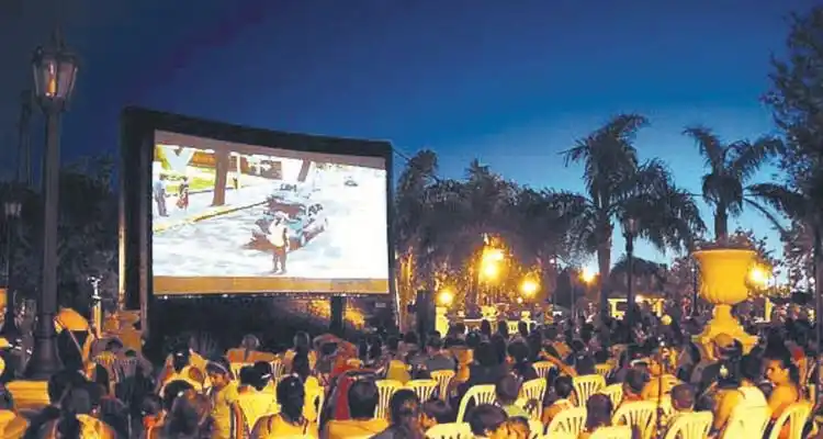 > Cine bajo las estrellas