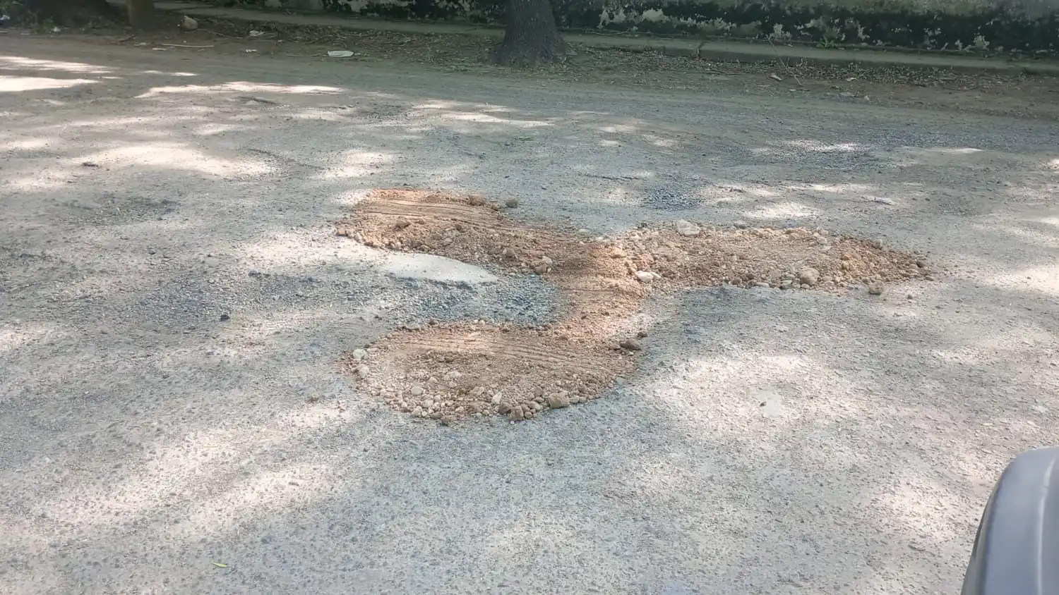 Calle Aulí: tapan los pozos con tierra
