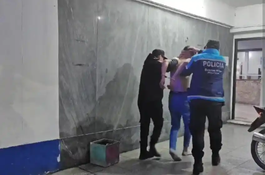 Golpeó a un policía cuando quisieron identificarlo por generar disturbios