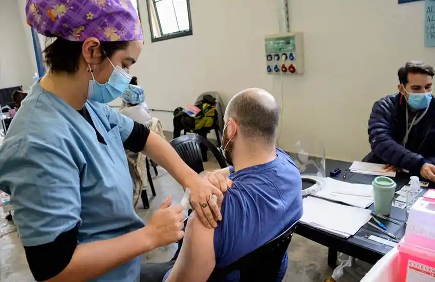 Reportaron 111 muertes por coronavirus y 11.443 contagios en la última semana en la Argentina