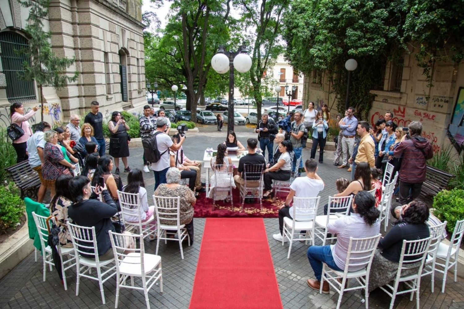 "Casate con tu ciudad como testigo": empezaron las ceremonias en Pasaje Luetich