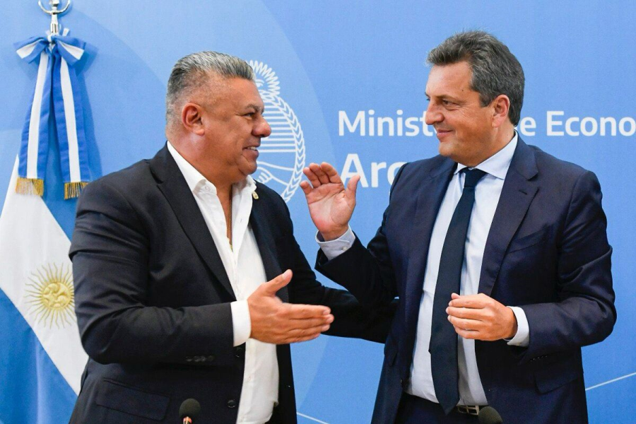 Massa celebró el anuncio y Schiaretti ofreció el Kempes para la inauguración
