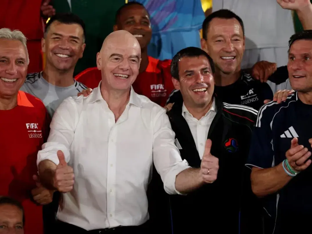 Reconocidos ex jugadores cuestionaron la gestión de Infantino en la FIFA y reclaman un cambio.