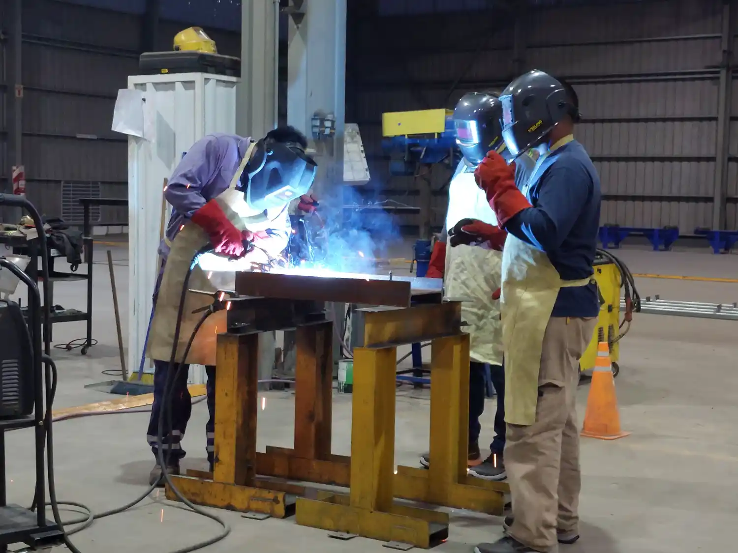 Los cursantes en plena práctica.