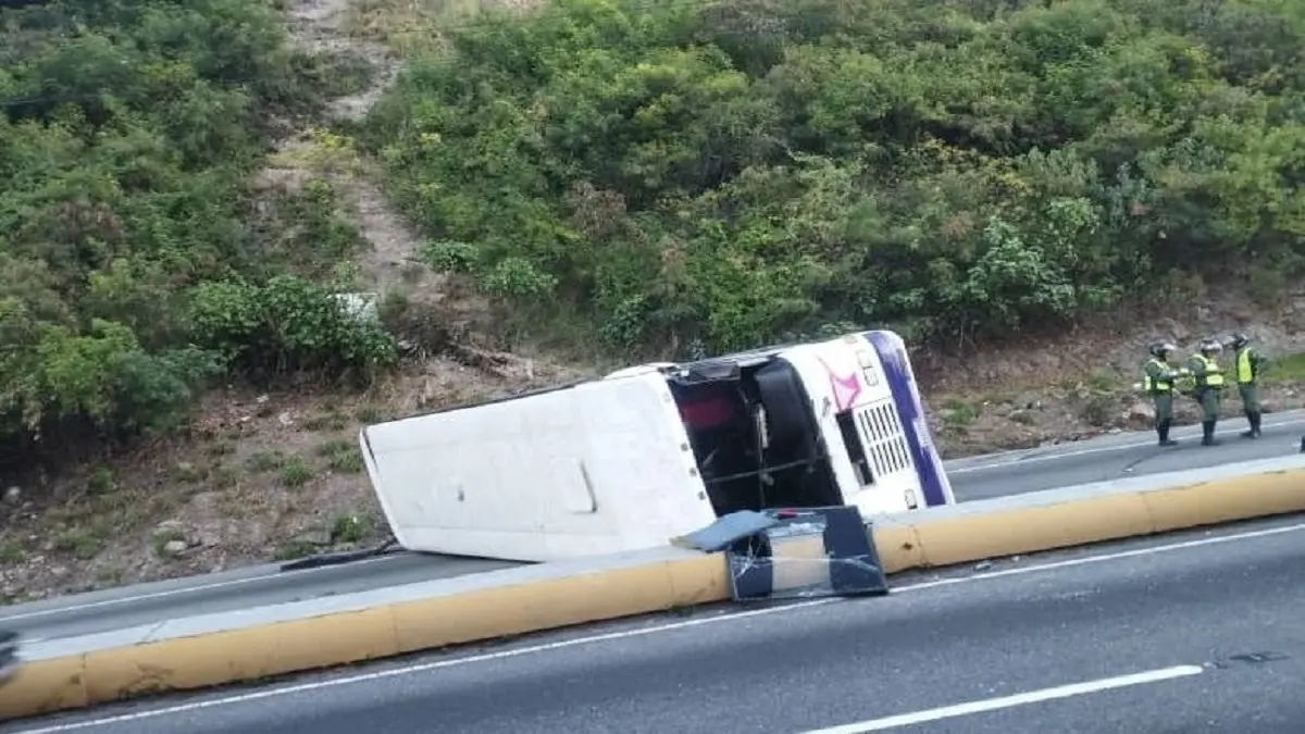 ¡TREMENDO SUSTO! Camioneta de pasajeros volcó este #24Nov en la autopista Caracas – La Guaira
