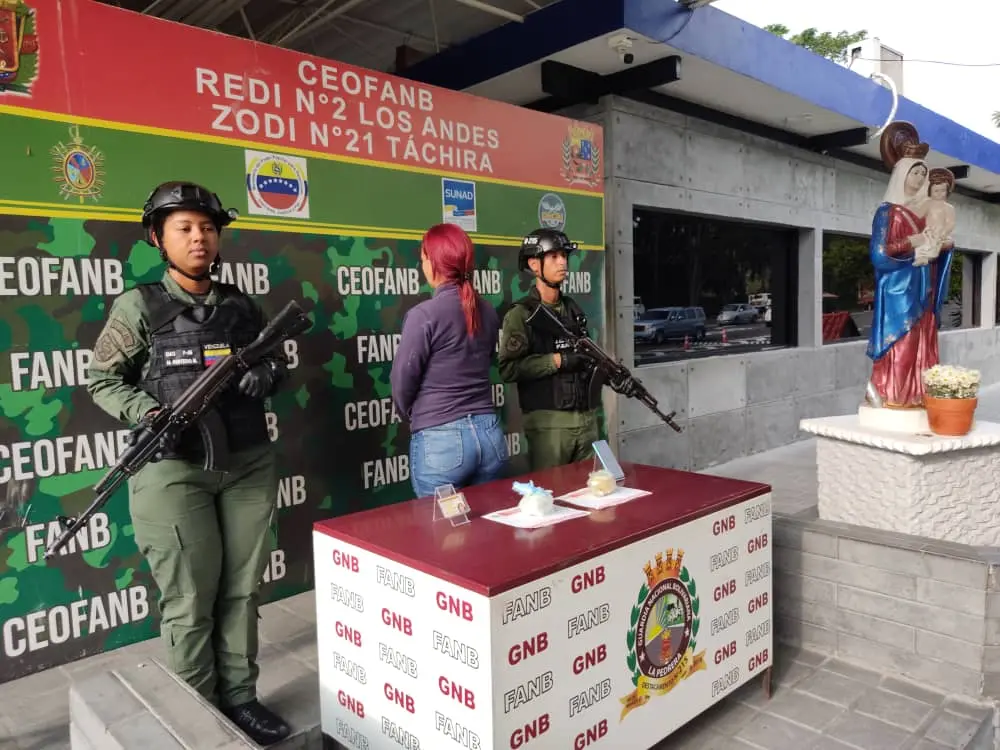 VAYA NARCOMULA: no vas a creer dónde escondió esta mujer medio kilo de droga