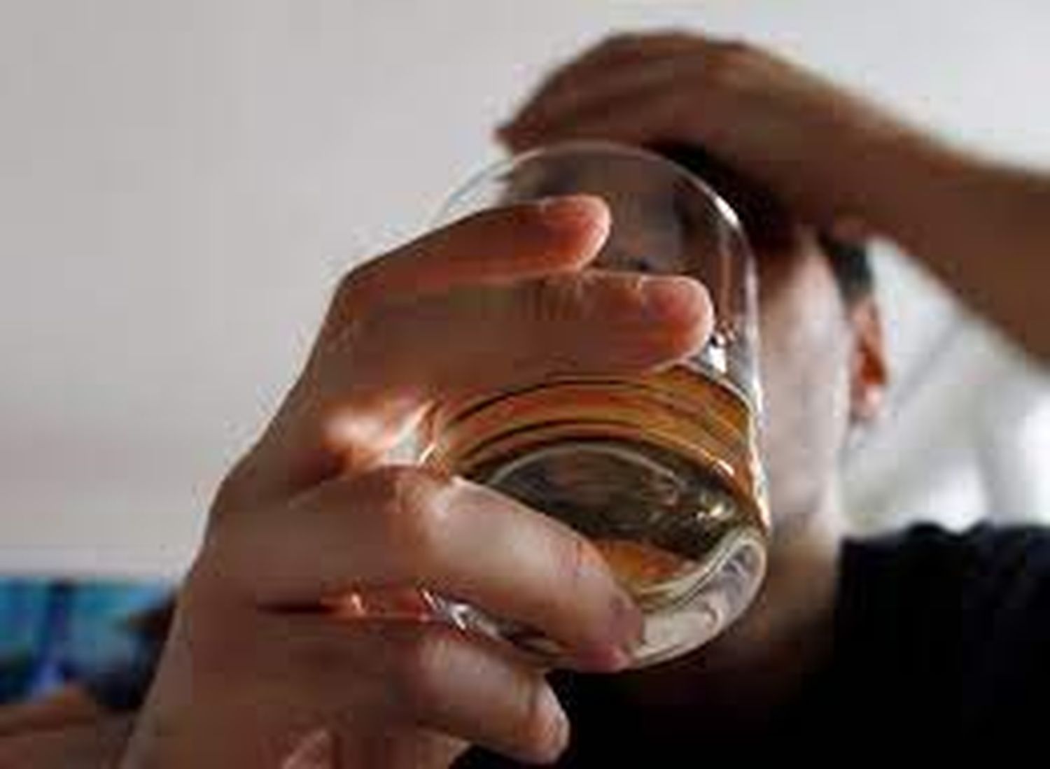 Intoxicación con alcohol deja 25 muertos en India