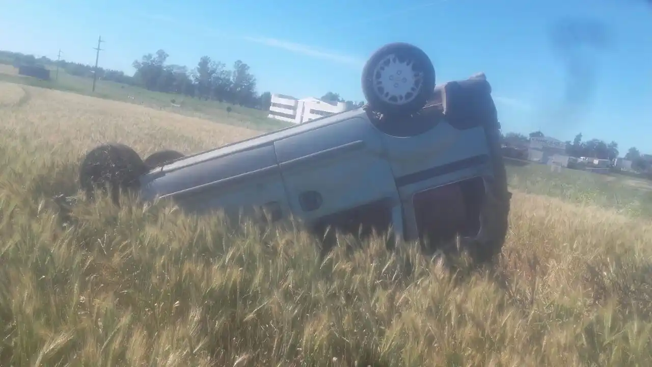 Perdió el control del utilitario en el que se movilizaba, despistó y volcó