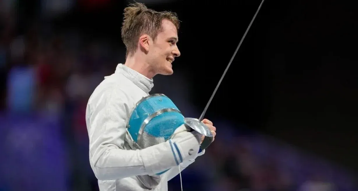 El único esgrimista argentino que logró una victoria en el certamen multieventos deportivos en los últimos 24 años y se despidió en la tabla de los 32 mejores de la disciplina.